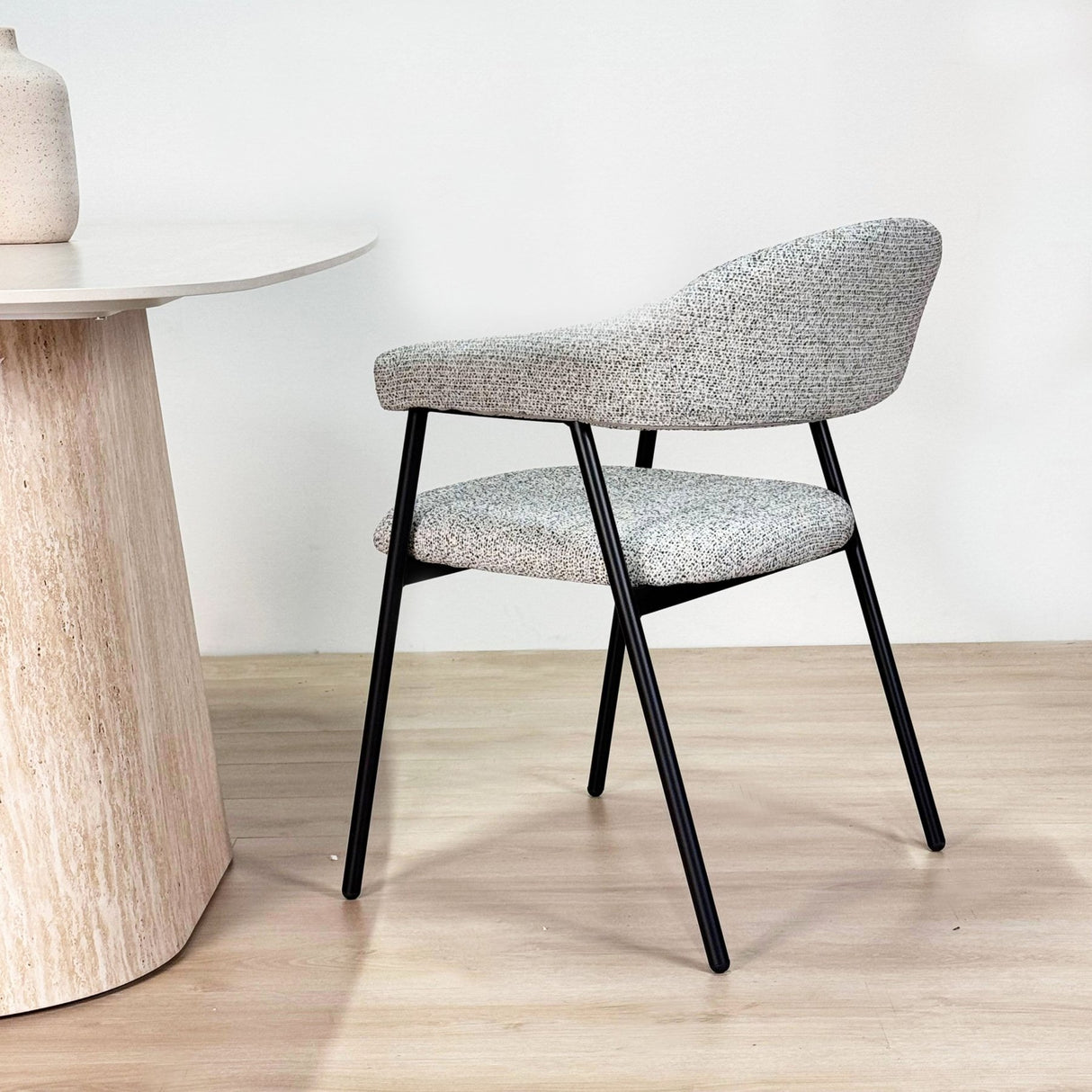 Komplettes Möbelset: Lea Esstisch Sintered Stone Marmorlook Travertin - Walnussrahmen + 4x Lisa Esszimmerstühle Bouclé Grau 