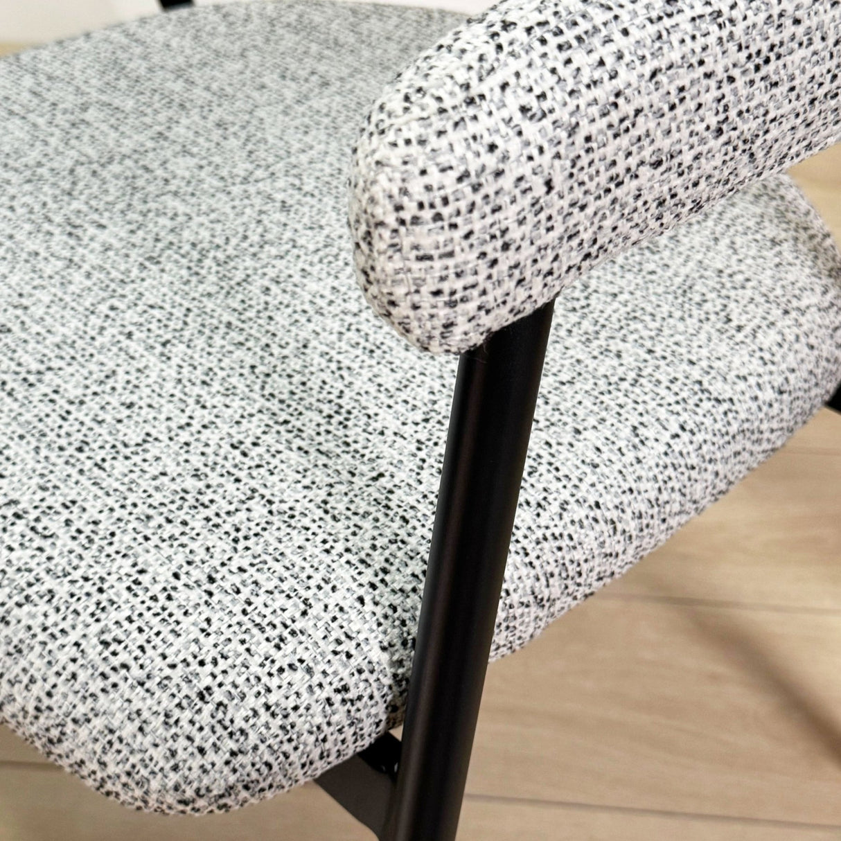 Komplettes Möbelset: Lea Esstisch Sintered Stone Marmorlook Travertin - Walnussrahmen + 4x Lisa Esszimmerstühle Bouclé Grau 