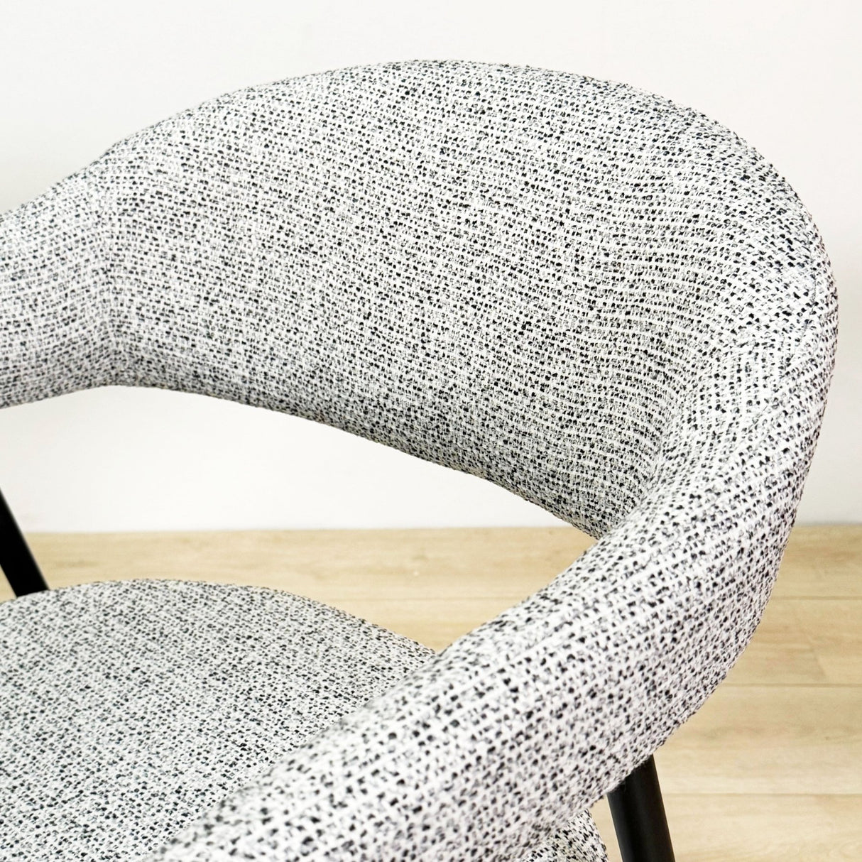 Komplettes Möbelset: Lea Esstisch Sintered Stone Marmorlook Travertin - Walnussrahmen + 4x Lisa Esszimmerstühle Bouclé Grau 
