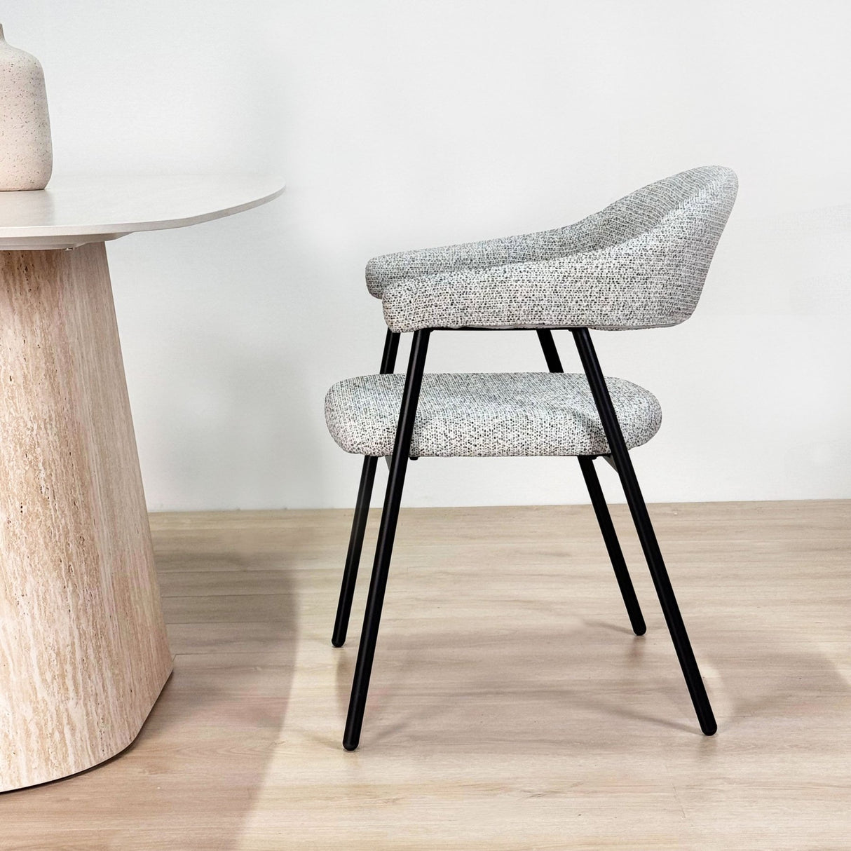 Komplettes Möbelset: Lea Esstisch Sintered Stone Marmorlook Travertin - Walnussrahmen + 4x Lisa Esszimmerstühle Bouclé Grau 