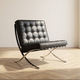 Expo-Sessel aus schwarzem Premium-Leder, stimmungsvolles Foto im modernen Interieur