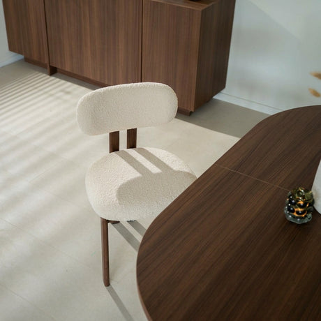 Japandi Esszimmerstuhl Miyo Bouclé Beige – Rahmen in Walnussoptik