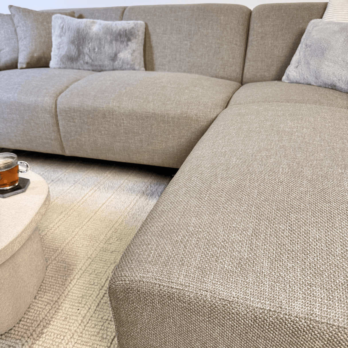 Ecksofa Moby Beige mit kompakter Lounge und recyceltem Stoff - Rechts 