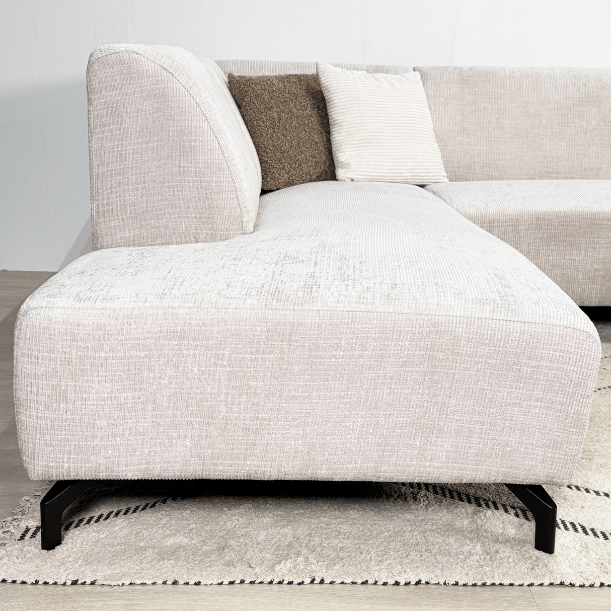 Ecksofa mit Chaiselongue aus beigem Chenille-Stoff Manon - links 