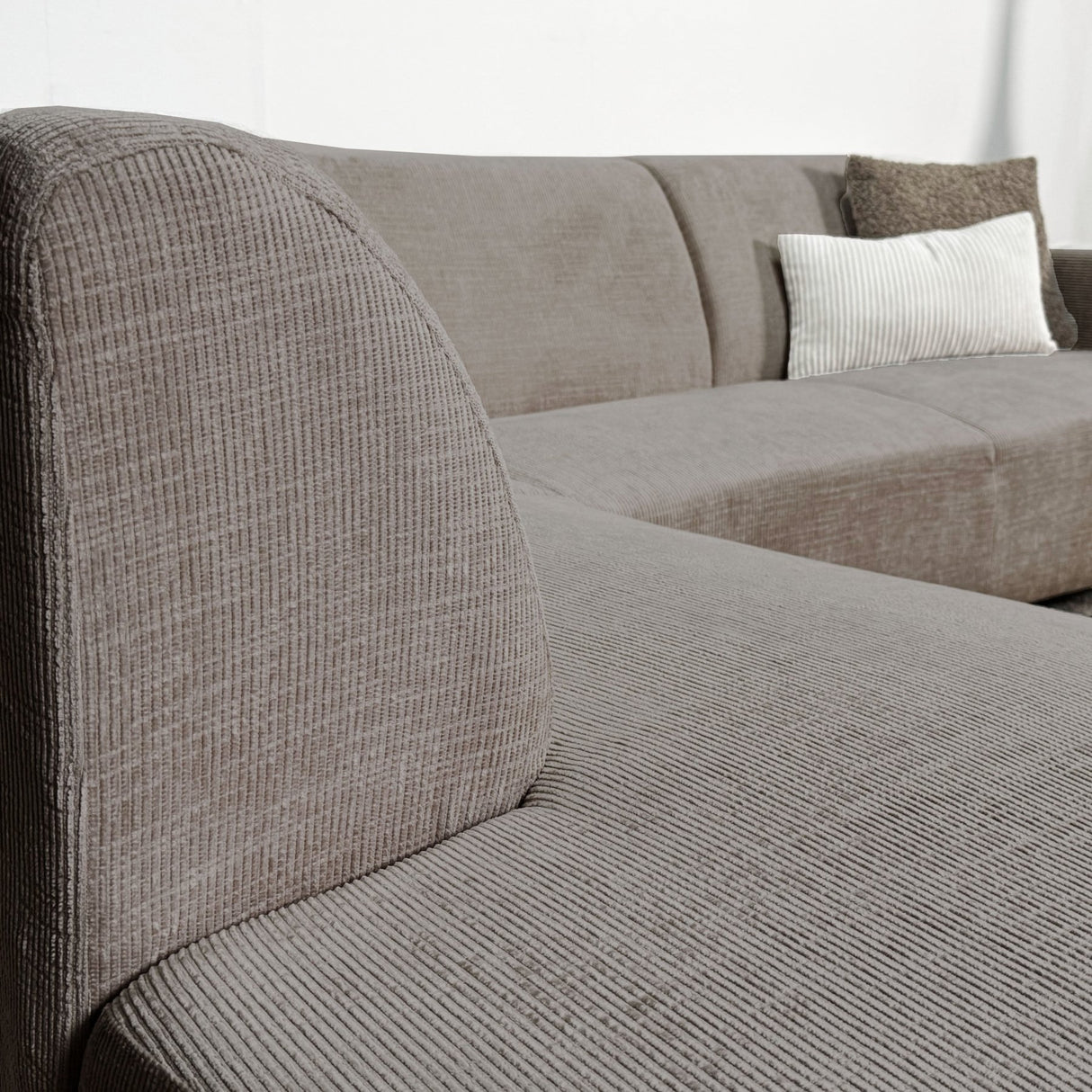 Ecksofa aus taupefarbenem Chenille-Stoff mit linker Chaiselongue Manon 