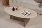 Organischer, kieselförmiger Couchtisch mit Platte in Travertin-Optik und Untergestell aus Walnuss-Melamin. Japandi-Design von 120 x 60 cm.