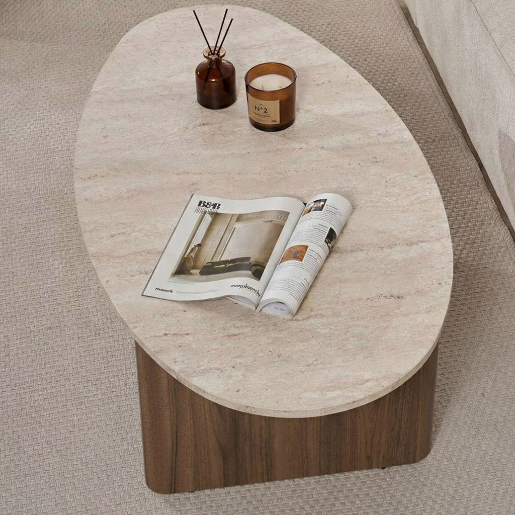Organischer, kieselförmiger Couchtisch mit Platte in Travertin-Optik und Untergestell aus Walnuss-Melamin. Japandi-Design von 120 x 60 cm.