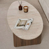 Organischer, kieselförmiger Couchtisch mit Platte in Travertin-Optik und Untergestell aus Walnuss-Melamin. Japandi-Design von 120 x 60 cm.