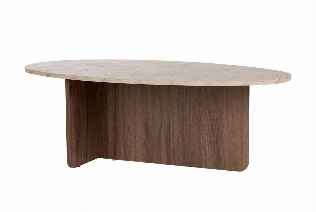 Weißer Foto-Couchtisch in Kieselform mit einer Platte in Travertin-Optik und einem Untergestell aus Walnuss-Melamin. Japandi-Design von 120 x 60 cm.