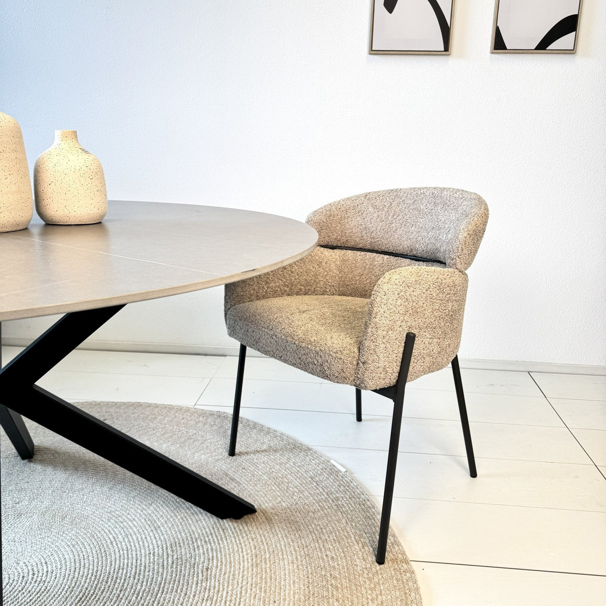 Esszimmerstuhl Lola Bouclé Stoff Beige mit rundem Rücken und Arm 