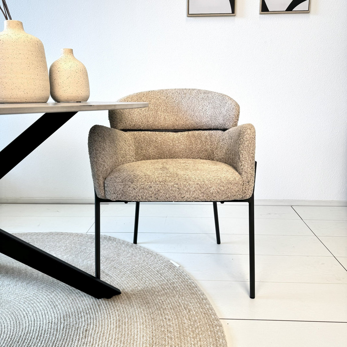 Esszimmerstuhl Lola Bouclé Stoff Beige mit rundem Rücken und Arm 