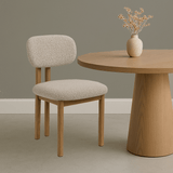 Japandi Esszimmerstuhl Miyo Bouclé Sandfarbe - Eichenlook Rahmen 