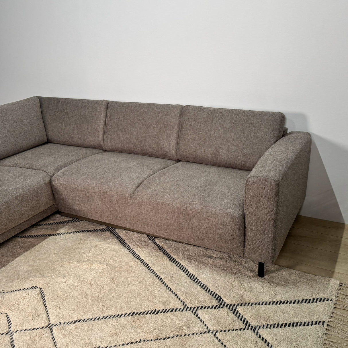 Modernes 3-Sitzer Ecksofa Links Taupe Stoff Aniko mit Liege 240x197x78 cm