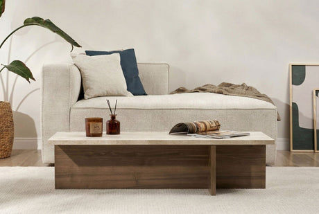 Moderne, rechtwinklige Salontafel mit Travertin-Blatt und Walnuss-Melamin-Untergestell. Abmessungen: 120 x 45 x 30 cm.