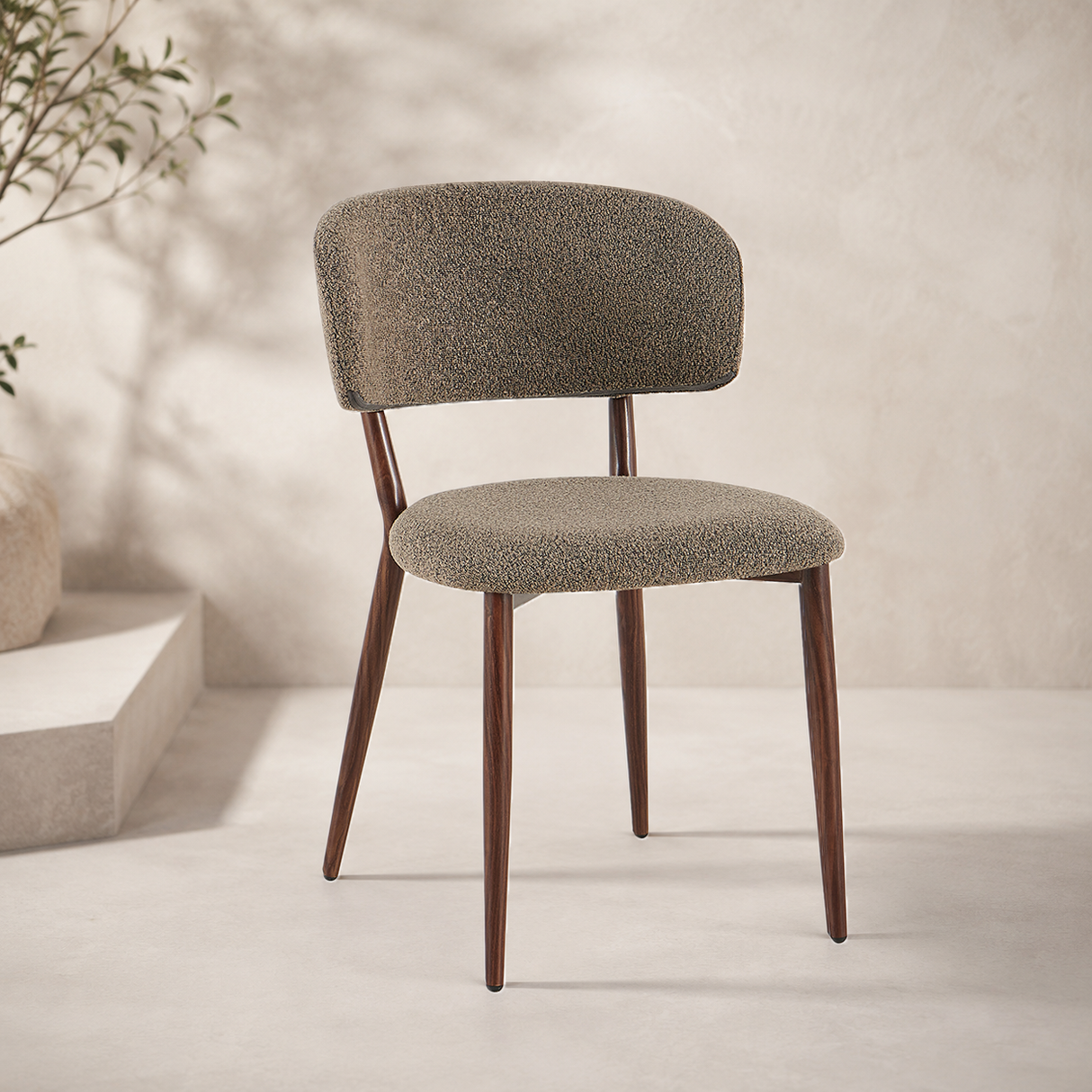 Japandi Esszimmerstuhl Yura Beige – Rahmen in Walnussoptik