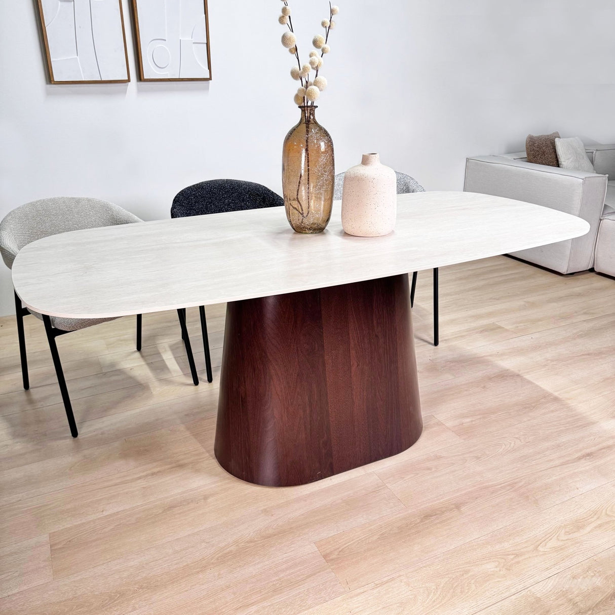 Komplettes Möbelset: Lea Esstisch Sintered Stone Marmorlook Travertin - Walnussrahmen + 4x Lisa Esszimmerstühle Bouclé Grau 