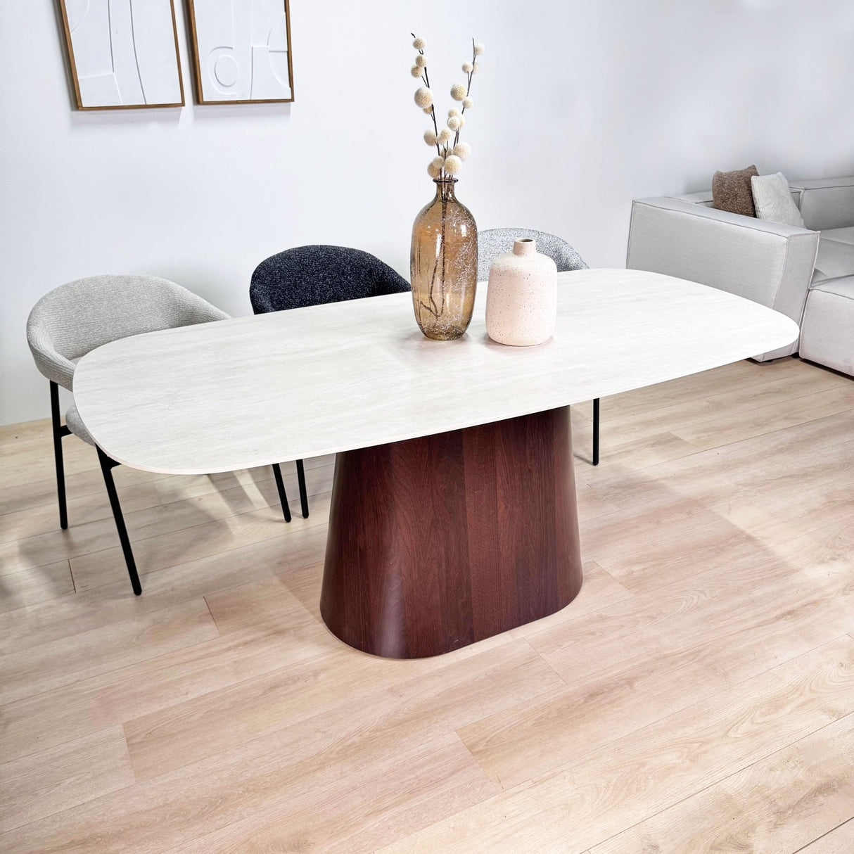 Komplettes Möbelset: Lea Esstisch Sintered Stone Marmorlook Travertin - Walnussrahmen + 4x Lisa Esszimmerstühle Bouclé Grau 