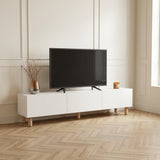 Modern TV Meubel Alvin wit met houten poten 180 cm – AI restyle in minimalistisch interieur met visgraatvloer