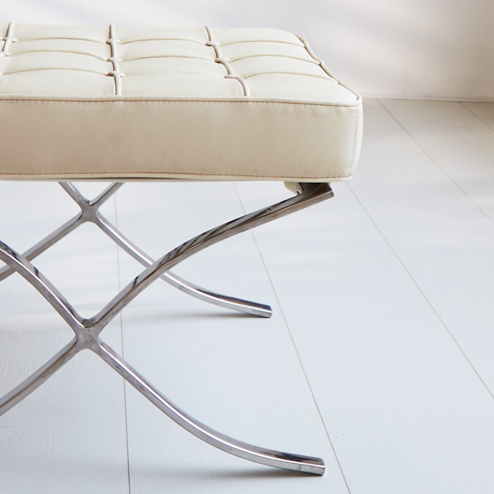 Fußhocker Expo Premium Dimehouse Creme LxBxH 63x62x36 Leder Atmosphäre Fotodetail