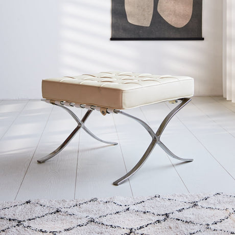 Fußhocker Expo Premium Dimehouse Creme LxBxH 63x62x36 Leder Stimmungsvolles Foto diagonal von vorne