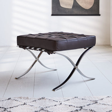 Fußhocker Expo Premium Dimehouse Dunkelbraun LxBxH 63x62x36 Leder Stimmungsvolles Foto diagonal von vorne
