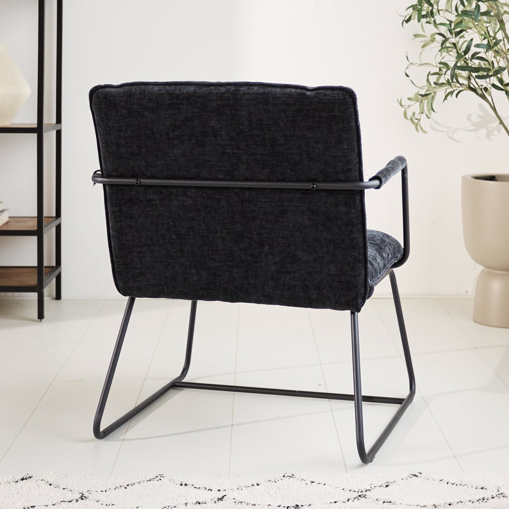 Fauteuil Hailey Chenille Dimehouse Zwart LxBxH 66x64x37 Stof Sfeerfoto schuin achteraanzicht