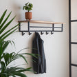 Garderobe Niels DH Interior Akazie LxBxH 102x37x30 Akazienholz Stimmungsvolles Foto diagonale Vorderansicht